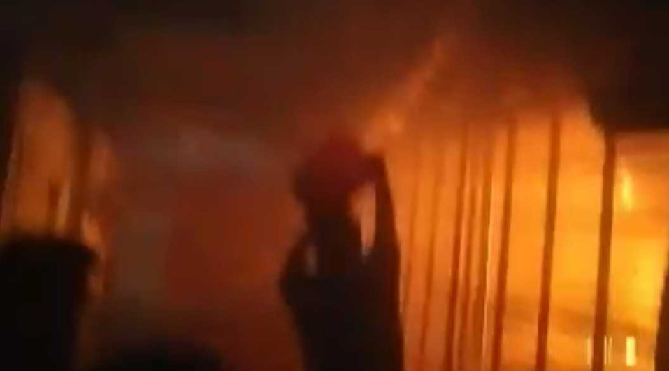 চট্টগ্রামের প্রবর্তক মোড়ে ভবনে আগুন