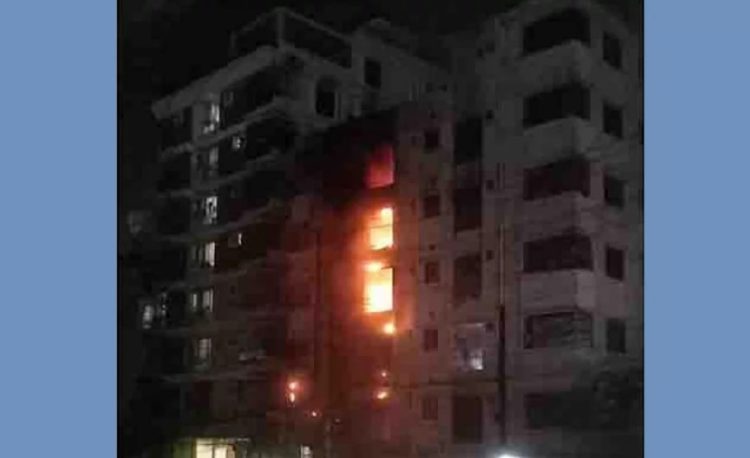 চট্টগ্রামে বহুতল ভবনে আগুন, ভবনটিতে একটি মাদরাসাও রয়েছে