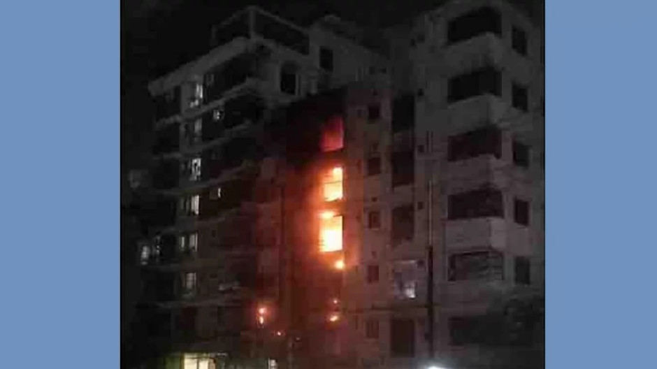 চট্টগ্রামে বহুতল ভবনে আগুন, ভবনটিতে একটি মাদরাসাও রয়েছে