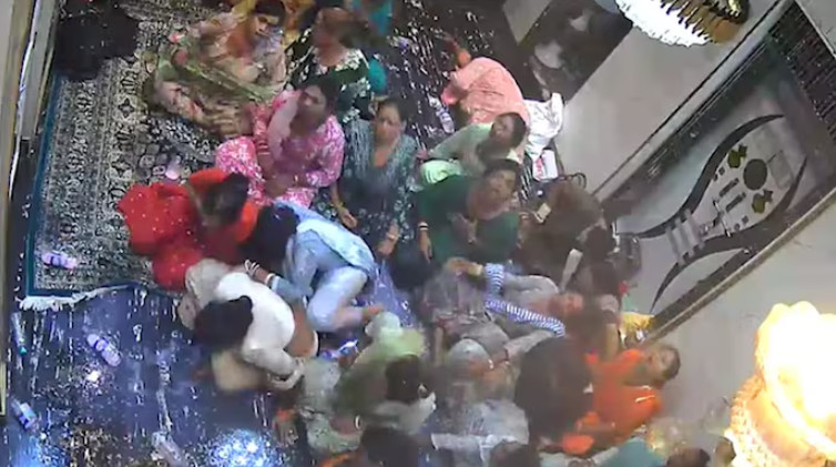 পুলিশের আচরণে ক্ষুব্ধ হয়ে ভারতে একসঙ্গে ২৪ জনের বিষপান