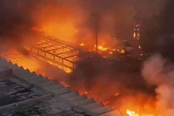 দাউ দাউ করে জ্বলছে আগুন, চার ঘণ্টায়ও আসেনি নিয়ন্ত্রণে