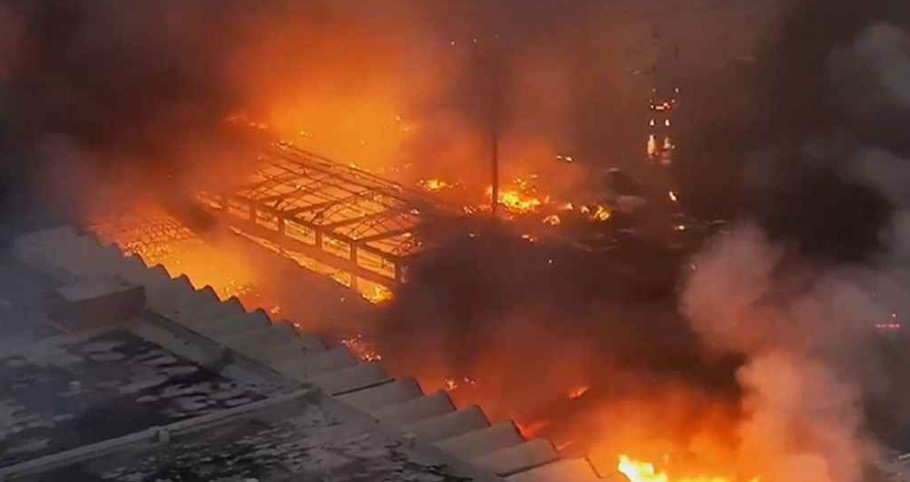 দাউ দাউ করে জ্বলছে আগুন, চার ঘণ্টায়ও আসেনি নিয়ন্ত্রণে