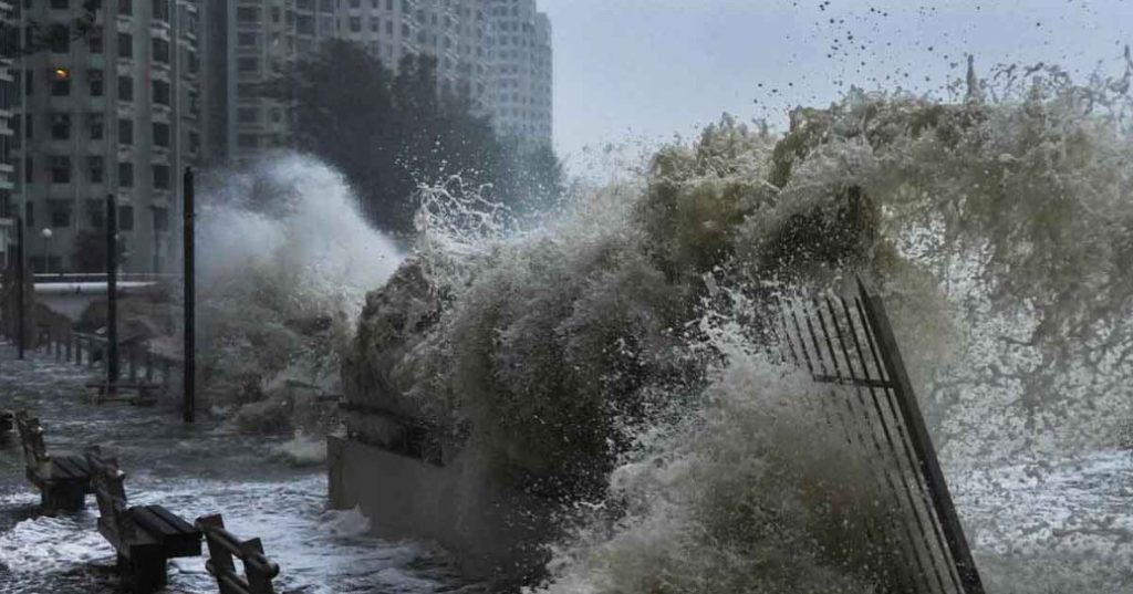 চীনে আঘাত হানলো টাইফুন ‘মাতমো’