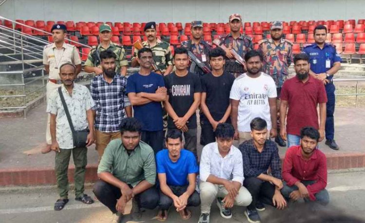 ৮ মাস ভারতে আটকে থাকার পর দেশে ফিরলেন ১২ নাবিক