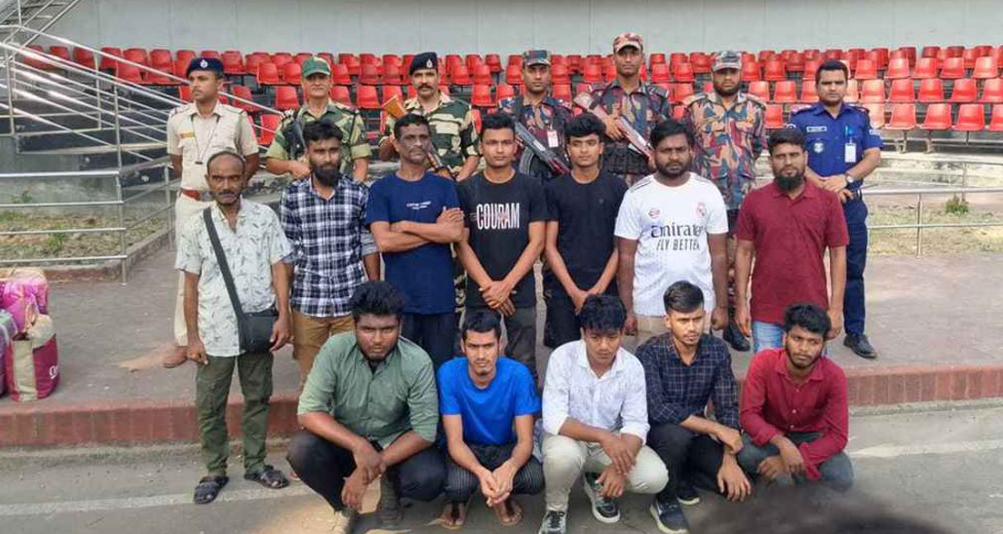 ৮ মাস ভারতে আটকে থাকার পর দেশে ফিরলেন ১২ নাবিক