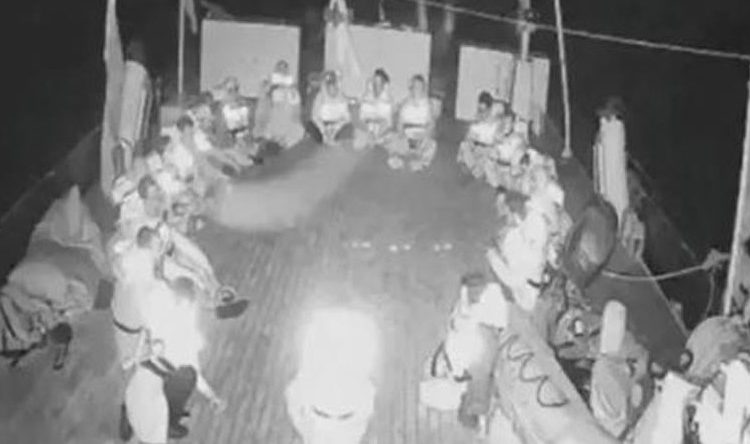 গ্লোবাল সুমুদ ফ্লোটিলায় ইসরায়েলি হামলা, শতাধিক কর্মী আটক