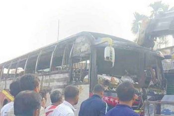 গভীর রাতে বাসে আগুন; ভেতরেই পুড়ে মারা গেলেন চালক