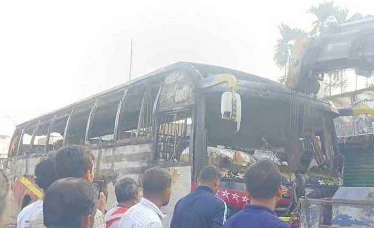 গভীর রাতে বাসে আগুন; ভেতরেই পুড়ে মারা গেলেন চালক