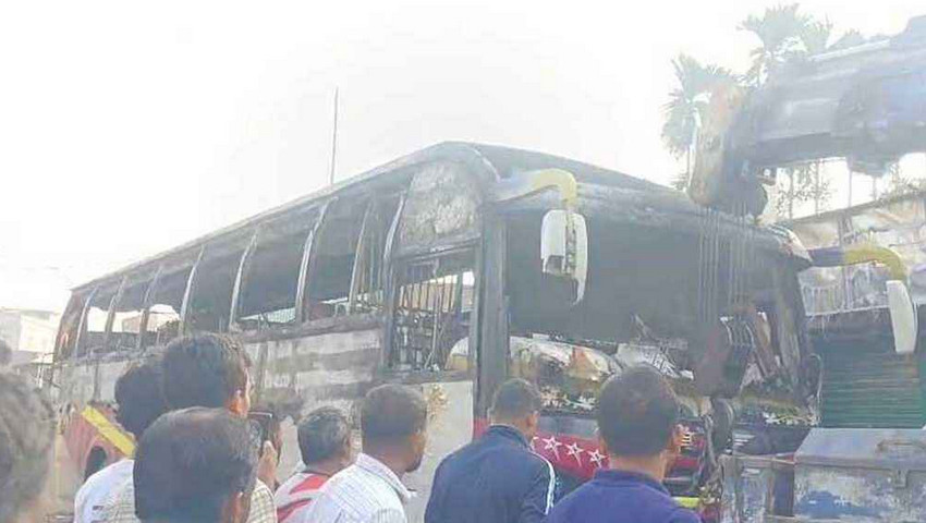 গভীর রাতে বাসে আগুন; ভেতরেই পুড়ে মারা গেলেন চালক