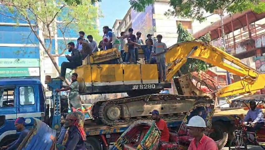 ধানমন্ডি ৩২ নম্বরে নেওয়া হচ্ছে দুটি বুলডোজার