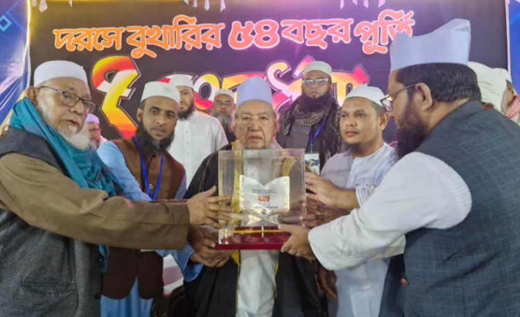 সিলেটে  ৫৪ বছর হাদিস পড়িয়ে স্মরণীয় সংবর্ধনা পেলেন মাওলানা মুখলিসুর রহমান কিয়ামপুরী