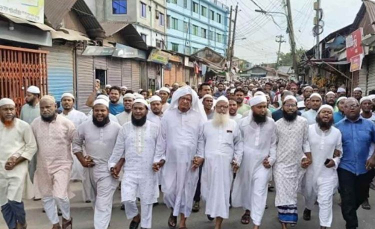 আল্লাহ ও রাসূলকে নিয়ে কটুক্তির প্রতিবাদে চাঁদপুরে হেফাজতের বিক্ষোভ