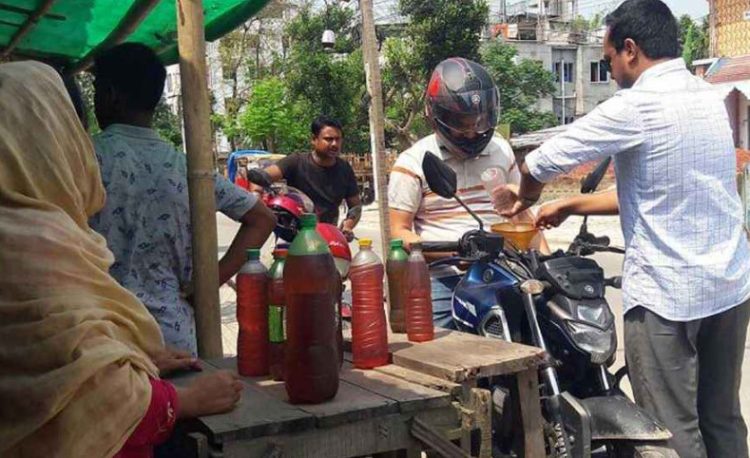 ১৩ নভেম্বর ঘিরে রাস্তার ধারে তেল বিক্রি বন্ধ