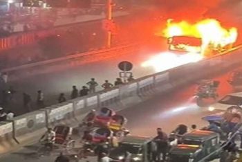 ঢাকায় আরও এক বাসে আগুন