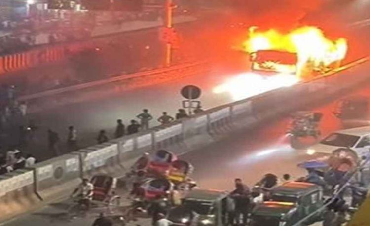 ঢাকায় আরও এক বাসে আগুন