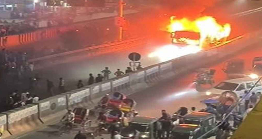 ঢাকায় আরও এক বাসে আগুন