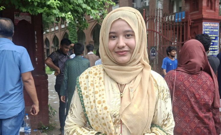 ডাকসু সদস্য রাফিয়ার বাড়িতে ককটেল নিক্ষেপ, অগ্নিসংযোগ