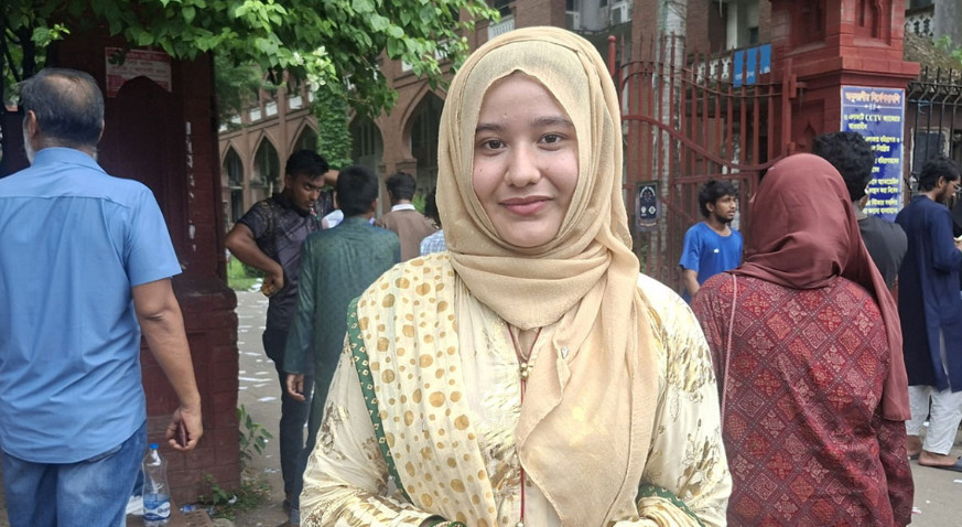 ডাকসু সদস্য রাফিয়ার বাড়িতে ককটেল নিক্ষেপ, অগ্নিসংযোগ