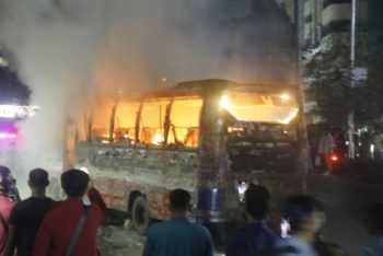 মহাখালীতে চলন্ত বাসে আগুন