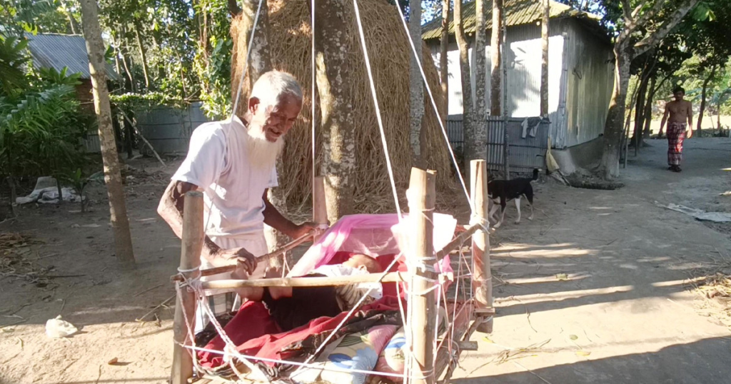 ৩০ বছর ধরে বিনা পারিশ্রমিকে শিশুদের দোলনা বানিয়ে দেন মফিজার