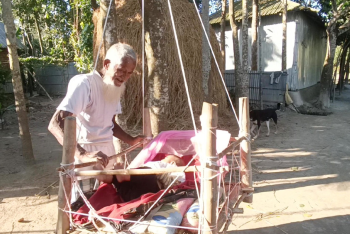 ৩০ বছর ধরে বিনা পারিশ্রমিকে শিশুদের দোলনা বানিয়ে দেন মফিজার