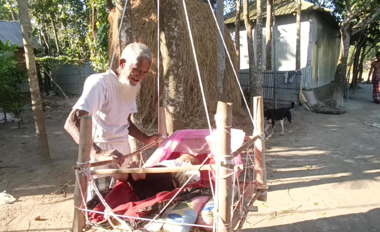 ৩০ বছর ধরে বিনা পারিশ্রমিকে শিশুদের দোলনা বানিয়ে দেন মফিজার