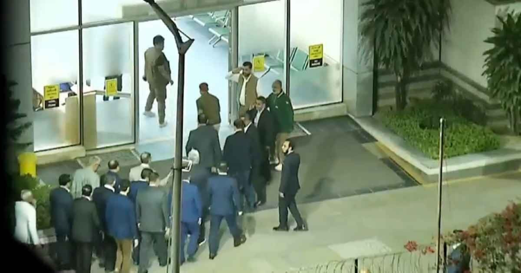 এভারকেয়ার হাসপাতালে মায়ের কাছে তারেক রহমান