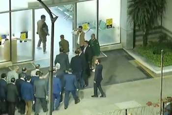 এভারকেয়ার হাসপাতালে মায়ের কাছে তারেক রহমান