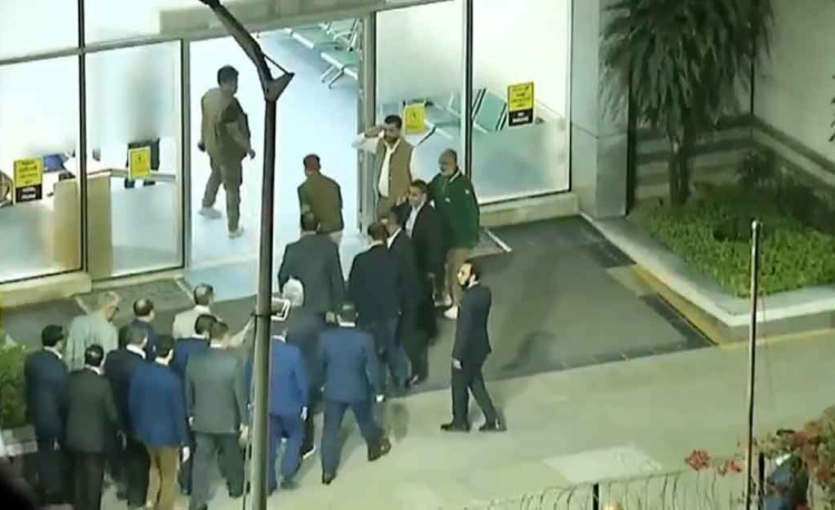 এভারকেয়ার হাসপাতালে মায়ের কাছে তারেক রহমান