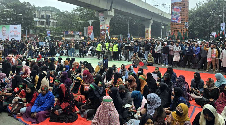 শাহবাগে সর্বাত্মক অবরোধ: ২৪ দিনে হাদি হত্যার বিচার শেষ করার দাবি