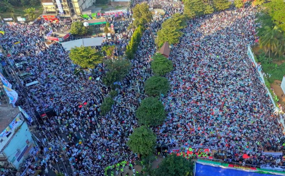 চট্টগ্রামে ৮ দলের বিভাগীয় সমাবেশ অনুষ্ঠিত; লোকে লোকারণ্য ছিল লালদিঘী মাঠ
