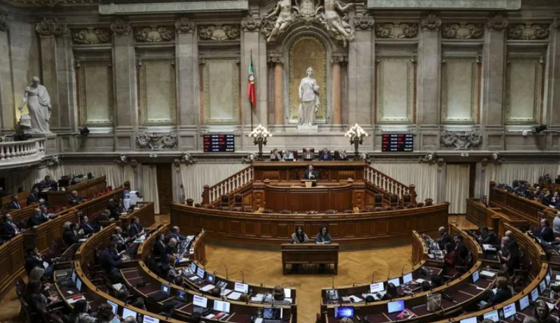 পর্তুগালের নতুন আইনে বিপদে পড়তে যাচ্ছেন অভিবাসীরা