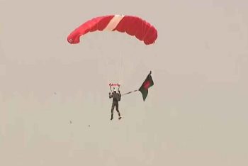 বিজয় দিবসে পতাকা হাতে প্যারাস্যুটিংয়ে বিশ্বরেকর্ড বাংলাদেশের