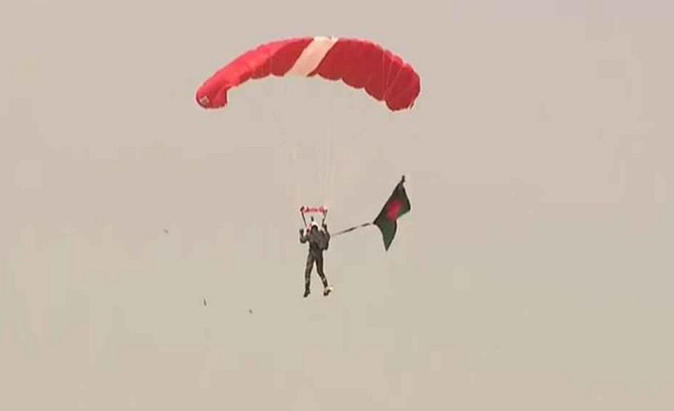 বিজয় দিবসে পতাকা হাতে প্যারাস্যুটিংয়ে বিশ্বরেকর্ড বাংলাদেশের