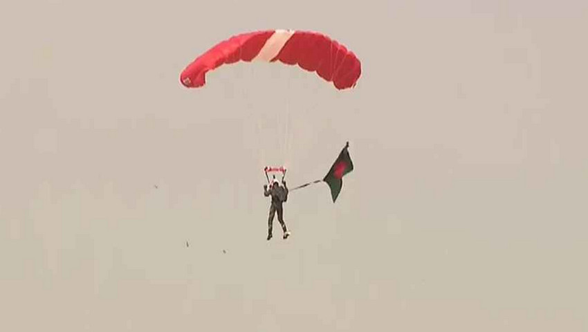বিজয় দিবসে পতাকা হাতে প্যারাস্যুটিংয়ে বিশ্বরেকর্ড বাংলাদেশের