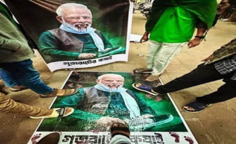 বিজয় দিবসকে ‘কলুষিত’ করার অভিযোগে ঢাবিতে মোদির ছবি পদদলিত করলো শিক্ষার্থীরা