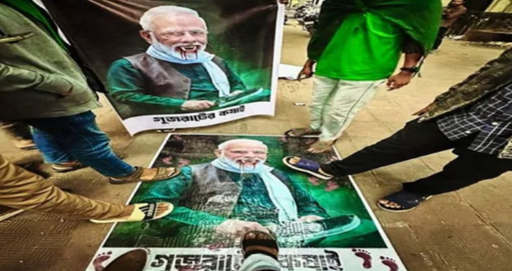 বিজয় দিবসকে ‘কলুষিত’ করার অভিযোগে ঢাবিতে মোদির ছবি পদদলিত করলো শিক্ষার্থীরা
