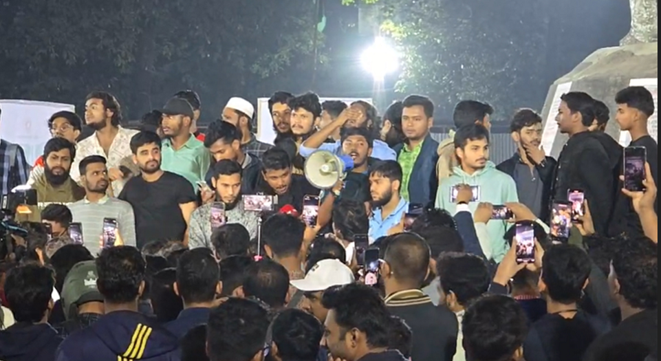 হাদির মৃত্যু: শাহবাগে বিক্ষোভ জুলাই মঞ্চের কর্মী-সমর্থক ও ঢাবি শিক্ষার্থীদের