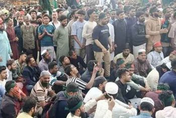 শাহবাগ থেকে ভারতীয় পণ্য বয়কটের ডাক