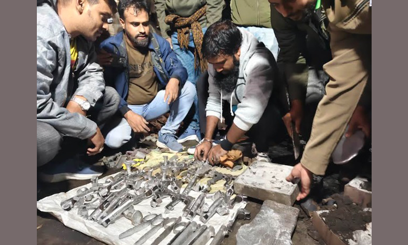 খুলনায় অস্ত্র তৈরির কারখানার সন্ধান, আটক ৩