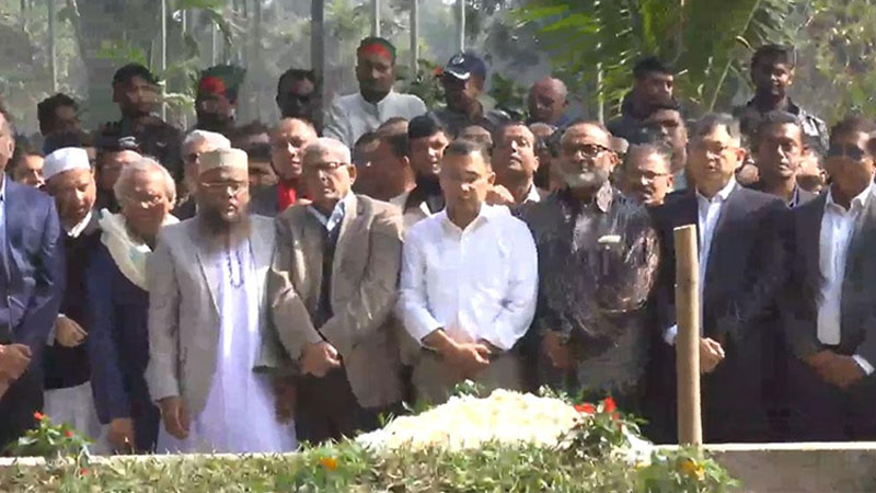 শহীদ ওসমান হাদির কবর জিয়ারত করলেন তারেক রহমান