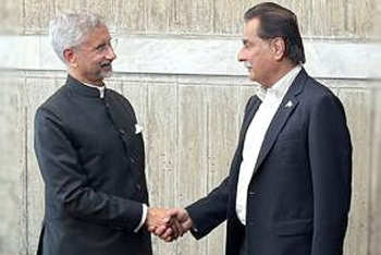 ঢাকায় দিল্লি-ইসলামাবাদের শীর্ষ কর্তাদের বৈঠক