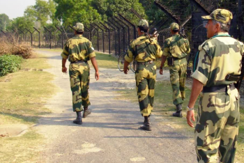 বাংলাদেশ সীমান্তে বিএসএফ জওয়ান গুলিবিদ্ধ, তীব্র উত্তেজনা