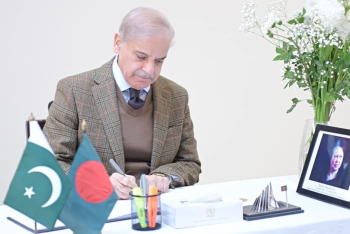 বাংলাদেশ হাইকমিশনে এসে বেগম খালেদা জিয়ার জন্য দোয়া করলেন পাক প্রধানমন্ত্রী