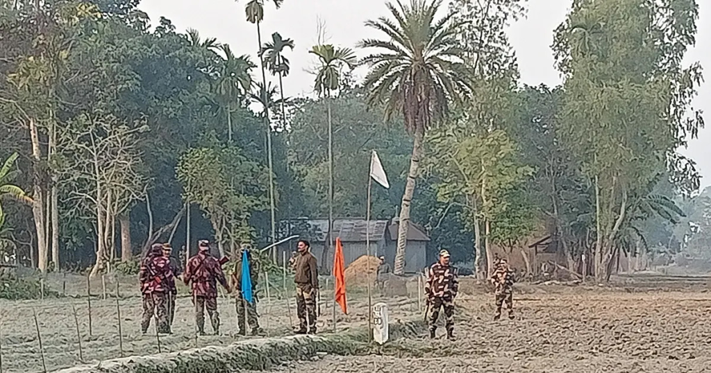 সীমান্তে বিএসএফের সড়ক নির্মাণের চেষ্টা, বিজিবির বাধায় কাজ বন্ধ