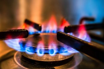 রাজধানীতে গ্যাসের তীব্র সংকটে বিপাকে নগরবাসী