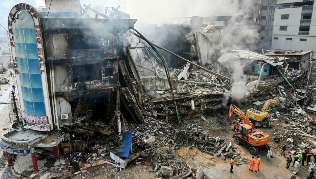 পাকিস্তানে এক দোকান থেকে ৩০ জনের অগ্নিদগ্ধ মরদেহ উদ্ধার