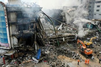 পাকিস্তানে এক দোকান থেকে ৩০ জনের অগ্নিদগ্ধ মরদেহ উদ্ধার