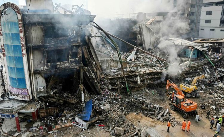 পাকিস্তানে এক দোকান থেকে ৩০ জনের অগ্নিদগ্ধ মরদেহ উদ্ধার