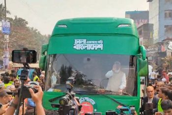 তারেক রহমানের মতো এবার বাসে নির্বাচনী প্রচারণা শুরু করলেন জামায়াত আমির